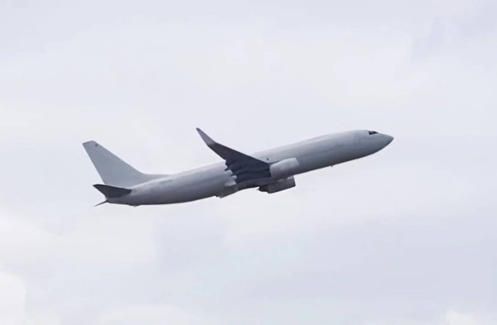 Aterrizó un “avión blanco” en Córdoba: a quién pertenece y por qué llegó a la ciudad