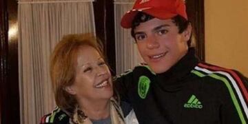 Leonor Gine junto a su nieto, Agustín Morales