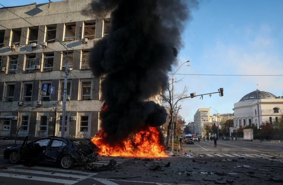 Tras la destrucción del puente que une Crimea con Rusia, Putin bombardeó Ucrania con 75 misiles