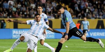 Marca y firmeza. Parte del repertorio de un Cristian Romero cada vez más afianzado en la Selección (AP).