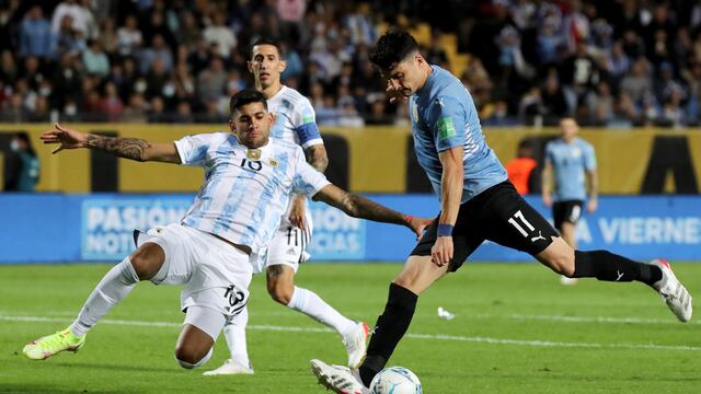 Marca y firmeza. Parte del repertorio de un Cristian Romero cada vez más afianzado en la Selección (AP).