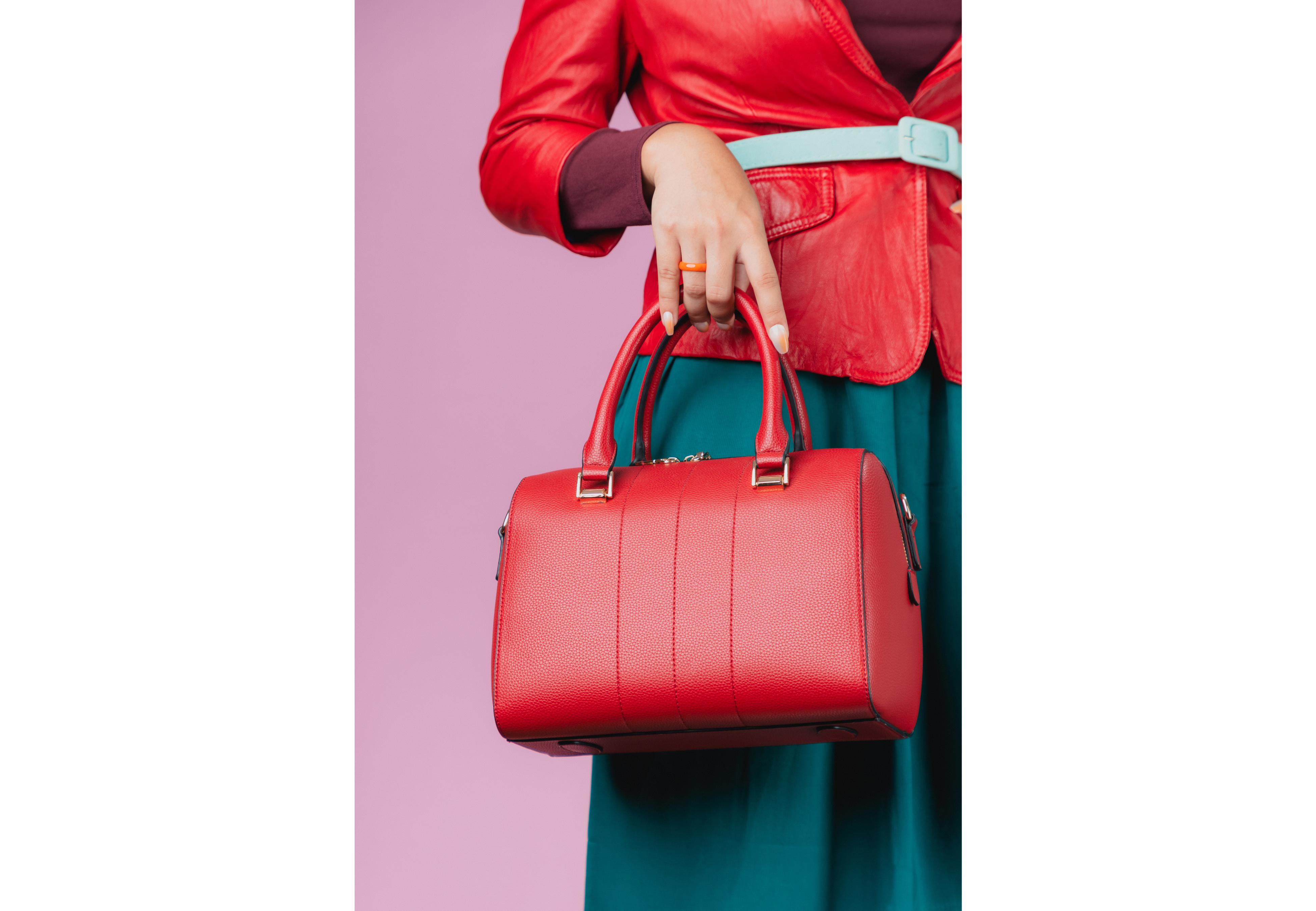 Detalles rojos en la ropa.