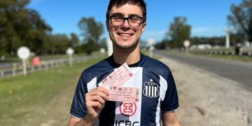 Juan viajó a Santiago desde Londres, en una carrera contra el reloj, para alentar a la T.