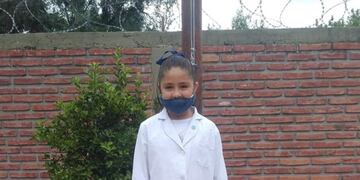 La nena salteña finalmente pudo izar la bandera (Facebook: Gustavo Ruiz).