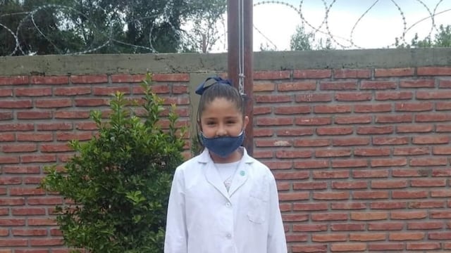 La nena salteña finalmente pudo izar la bandera (Facebook: Gustavo Ruiz).