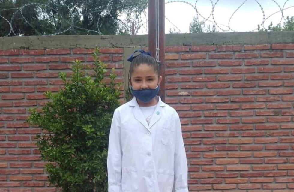 ¡Lo logró! La maestra no la dejó izar la bandera por no tener zapatos adecuados, pero la niña cumplió su sueño