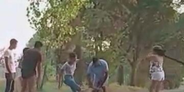 Pelea. Las imágenes se tomaron poco después del amanecer e impresionan por el nivel de hostilidad. (Captura de video)