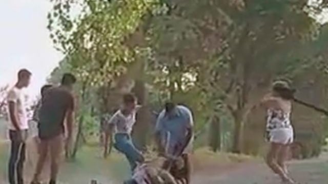 Pelea. Las imágenes se tomaron poco después del amanecer e impresionan por el nivel de hostilidad. (Captura de video)