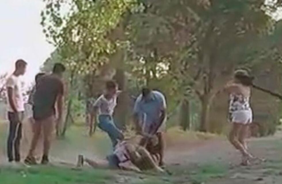 Video: a las trompadas, cuatro mujeres se pelearon a la salida de un boliche en San Agustín