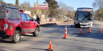 Choque. El siniestro ocurrió entre calle 14 y ruta Intermunicipal, en Mendiolaza. (Defensa Civil)