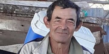 Al ausentarse vestía pantalón tipo buzo de color negro con franjas rojas en ambos costados, chomba mangas largas de color celeste y zapatillas negras.