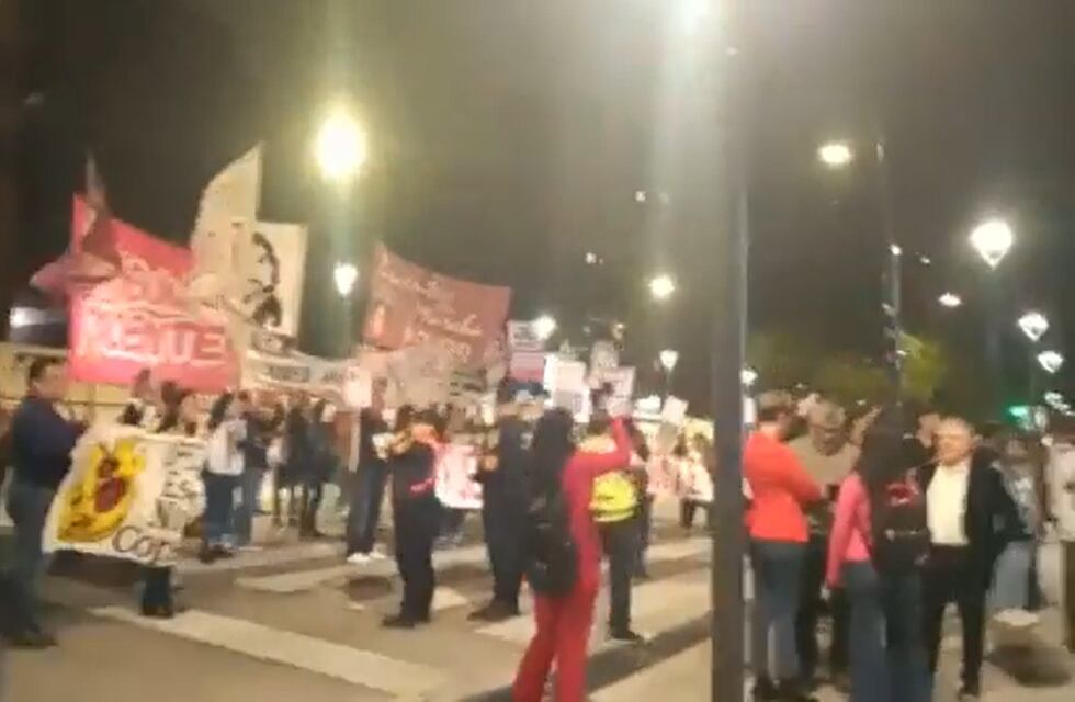 Docentes se manifestaron durante un acto de inauguración de Martín Llaryora