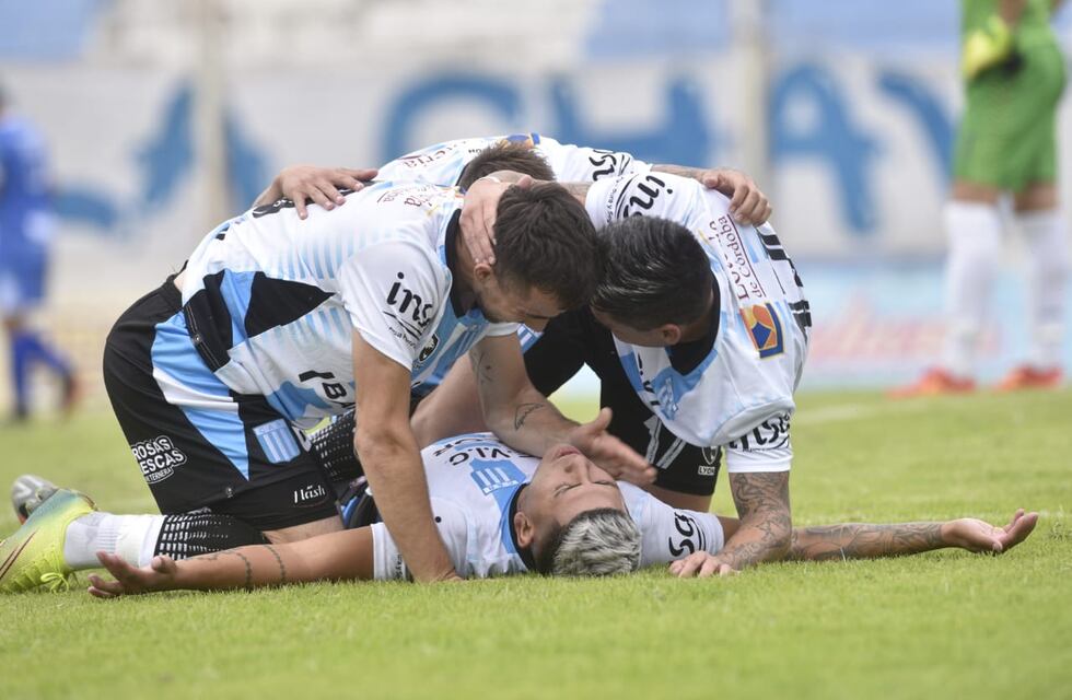Del goleador de Racing: “La Tota Medina me dijo entrá, encará y pateá”
