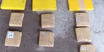 Parte de la droga hallada en un compartimiento oculto, en un vehículo que era manejado por un conocido delincuente tucumano, en Jujuy.