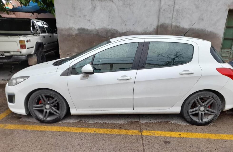 Robo millonario en Pueblo Benegas: la Policía detuvo a uno de los implicados y secuestró autos, artículos de hogar y celulares