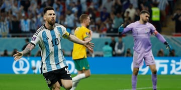 Lionel Messi de Argentina celebra tras anotar un gol hoy, en un partido de los octavos de final del Mundial de Fútbol Qatar 2022 entre Argentina y Australia en el estadio Ahmad bin Ali Stadium en Rayán (Catar). EFE/ Juanjo Martin