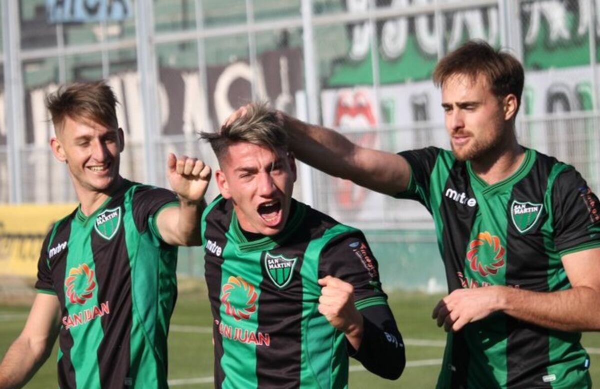 Francisco Álvarez festeja el gol convertido para darle la victoria transitoria a San Martín de San Juan.