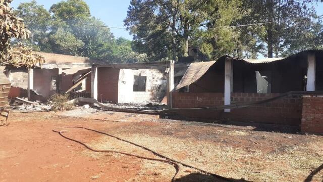 Dos departamentos fueron totalmente consumidos por un incendio en Eldorado.