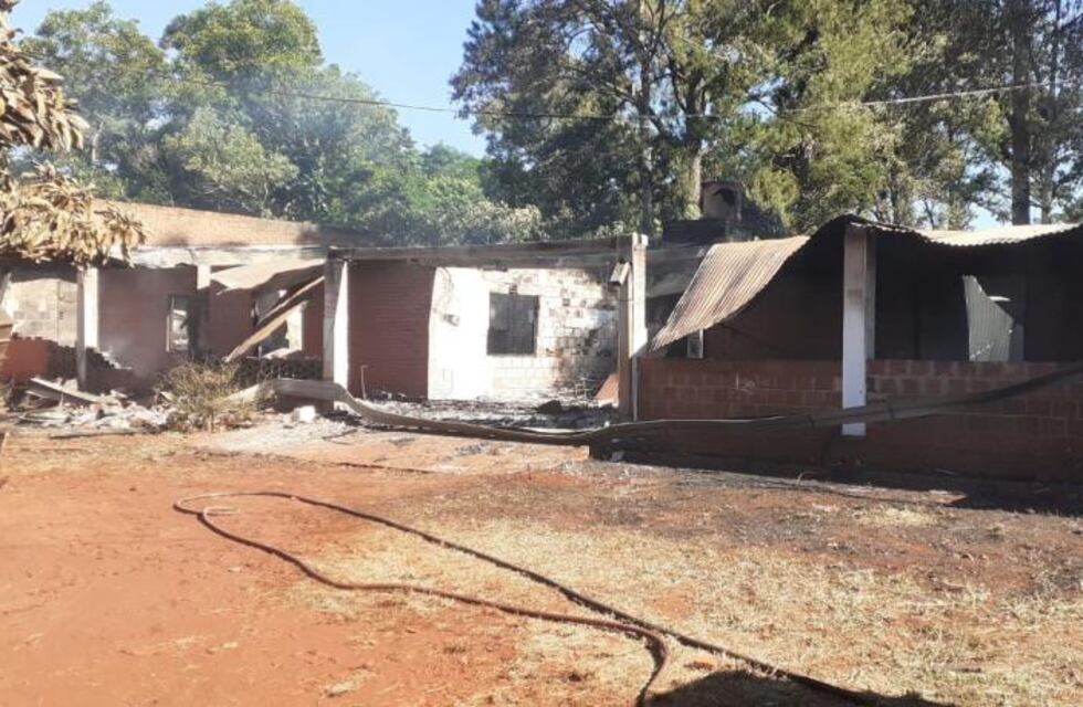 Dos departamentos fueron totalmente consumidos por un incendio en Eldorado