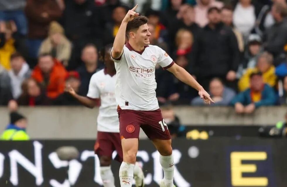 Video: mirá el golazo de Julián Alvarez de tiro libre en la Premier League