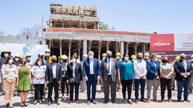 Morales y Calsina firmaron el acta de inicio de obra para la construcción del edificio para la Escuela Secundaria Rural Virtual nº 5 Mediada por TIC, en Finca El Milagro, departamento El Carmen.