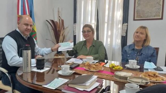 La comuna entregó fondos a las escuelas públicas de Pujato
