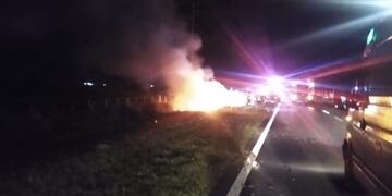 Arroyo Algodón. Los bomberos lograron controlar el foco ígneo. (Foto / Villa María Vivo!)