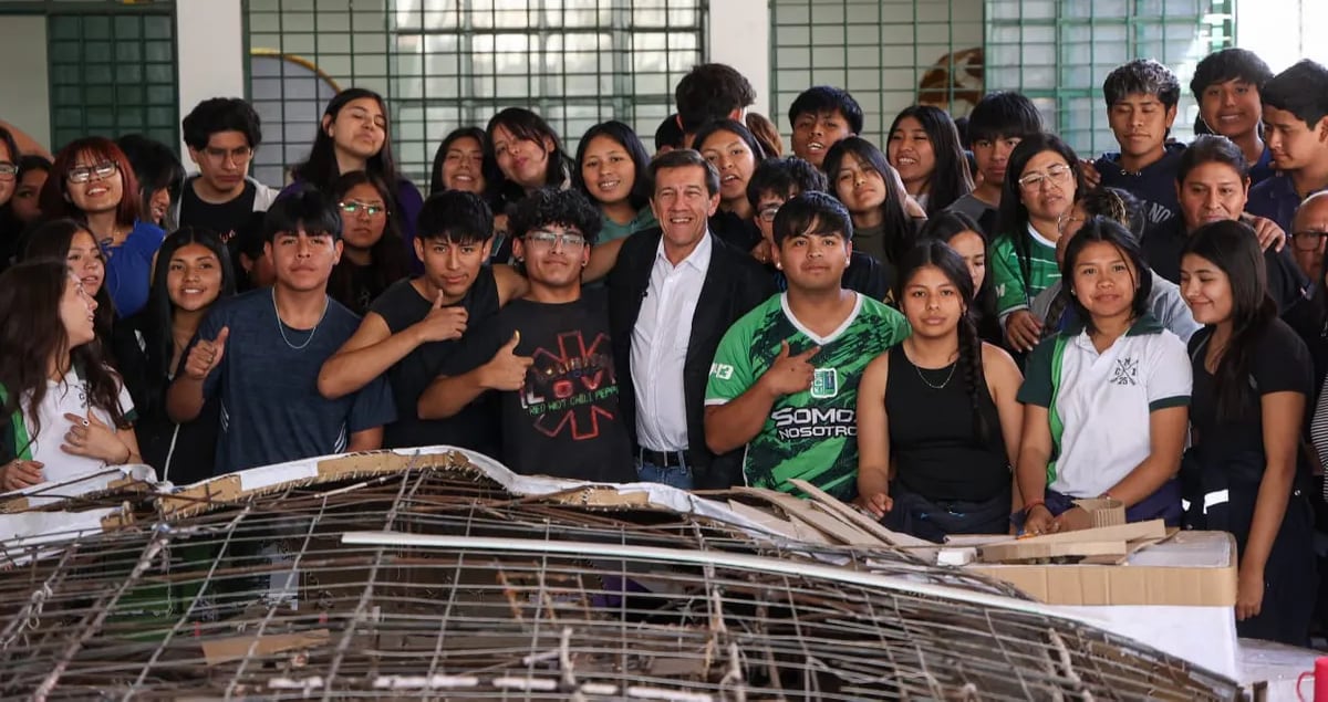 Los carroceros del Comercial 1 hicieron una pausa en el trabajo en su carroza para recibir al gobernador Sadir, que recordó su época como estudiante de ese establecimiento.