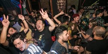 Se quedaron sin vasos y tuvieron una desopilante idea que se hizo viral en las redes.