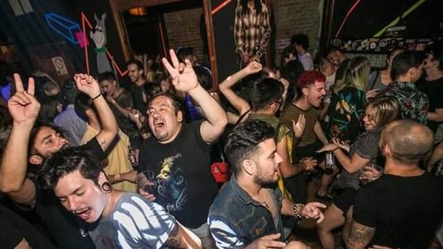 Se quedaron sin vasos y tuvieron una desopilante idea que se hizo viral en las redes.