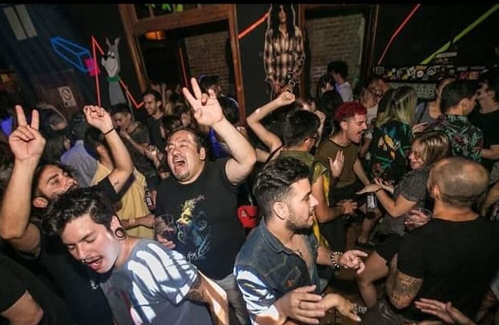 “Dios proveerá”, se volvió viral por el insólito vaso que llevó a una fiesta en Córdoba