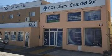 Le avisaron que su papá murió pero cuando fue a la clínica no encontraron el cuerpo: lo estaba velando otra familia.