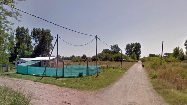 El primero de los abusos ocurrió en un lote deshabitado de la calle Miguel Cané al 200, en el barrio Los Naranjitos.