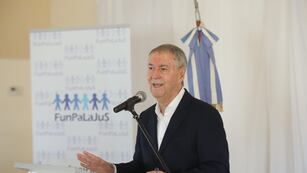El candidato a presidente Juan Schiaretti comenzó su cierre de campaña.