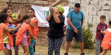 Leticia Bertazzo animando a los chicos de un merendero