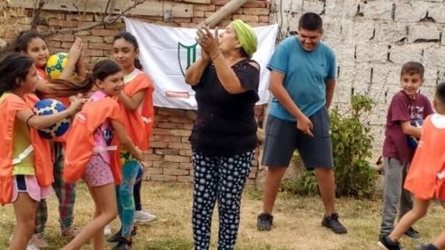 Leticia Bertazzo animando a los chicos de un merendero