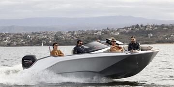 Una lancha fabricada por Piccini Boats en Villa Carlos Paz (La Voz)