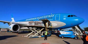 Un avión de Aerolíneas Argentinas trasladó insumos médicos desde China.
