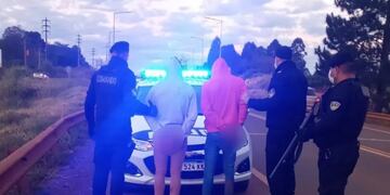 Violento episodio en Oberá: motociclistas balearon una casa y apuñalaron al dueño.