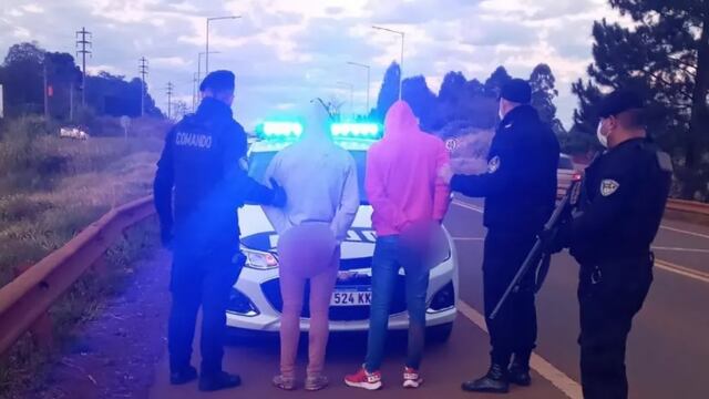 Violento episodio en Oberá: motociclistas balearon una casa y apuñalaron al dueño.