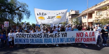 La cabecera de la marcha que recorrió el casco céntrico de San Salvador de Jujuy en la cuarta jornada de la huelga docente y paro por 24 horas de otros gremios de trabajadores públicos.