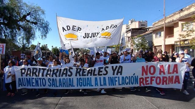 La cabecera de la marcha que recorrió el casco céntrico de San Salvador de Jujuy en la cuarta jornada de la huelga docente y paro por 24 horas de otros gremios de trabajadores públicos.