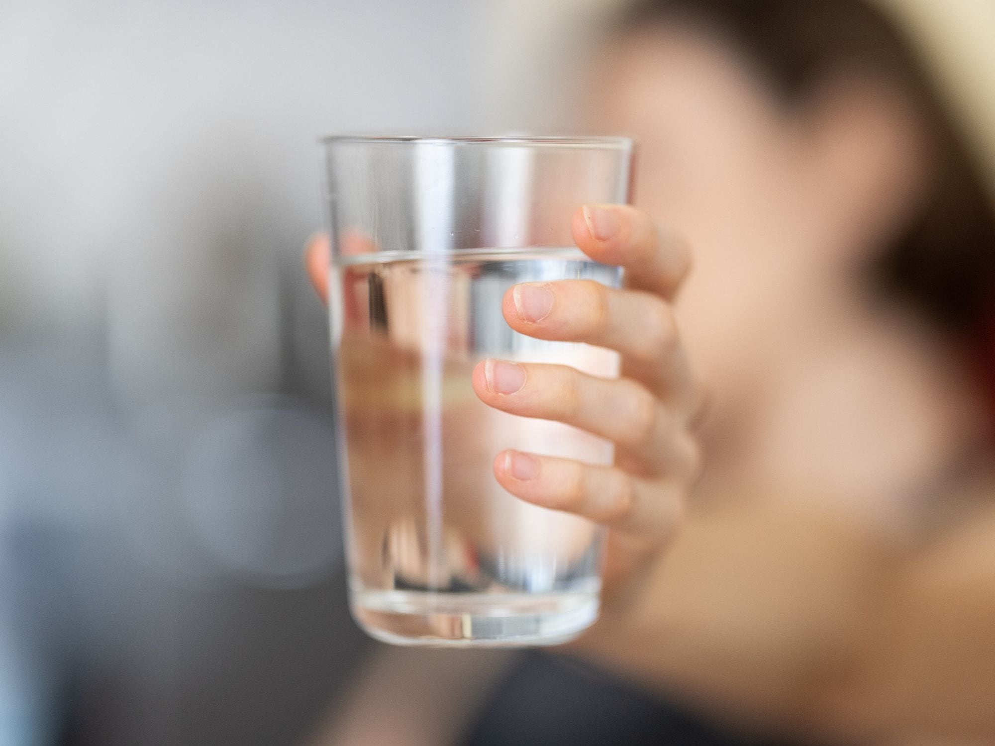 Ni un litro ni 8 vasos: cuánta agua debo tomar al día para que sea saludable