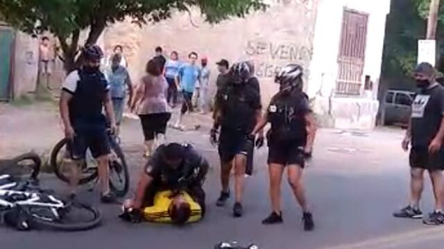La policía reduce al ciclista que no quiso ponerse el barbijo y atacó a los uniformados en Luján de Cuyo. Gentileza Los Andes