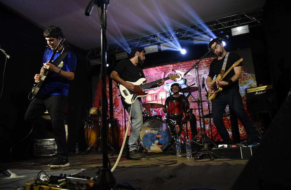 Hermosa noche para la presentación del disco de Ustedirá a sala llena en Tránsito