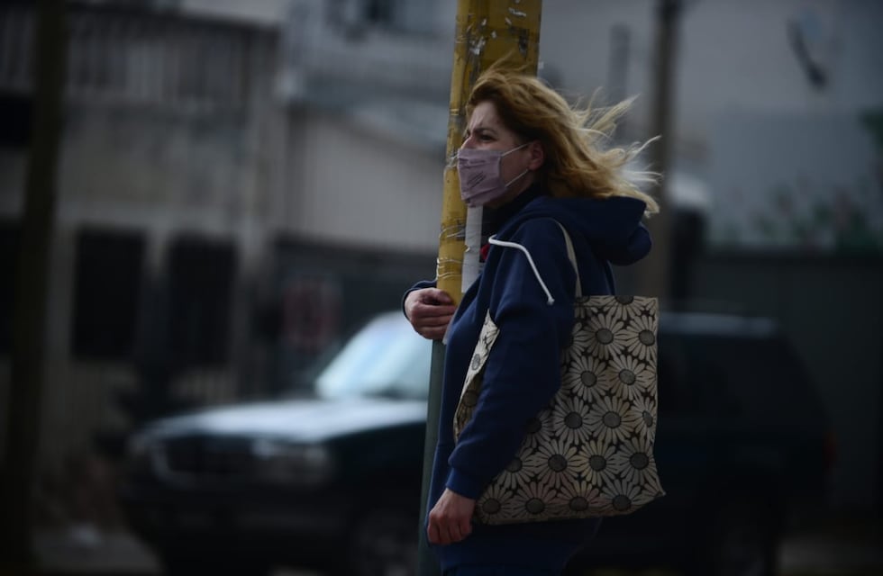 Vientos fuertes: las ráfagas volaron techos, árboles y postes a lo largo y ancho del país