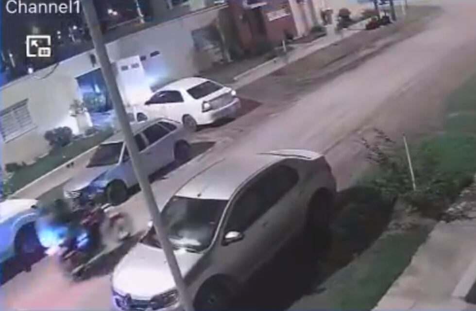 Seis motochoros lo atacaron cuando salía de su casa en Córdoba y logró escapar con una arriesgada maniobra