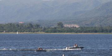 Sol y lago. En Villa Carlos Paz, sobre las costas del San Roque, la tarde de ayer dejó ver a mucha gente en todos los balnearios y paradores (La Voz).