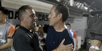 Lucas Bovaglio, técnico de Instituto, y su colega Walter Otta. Una final muy disputada por el ascenso (Federico López Claro / La Voz).