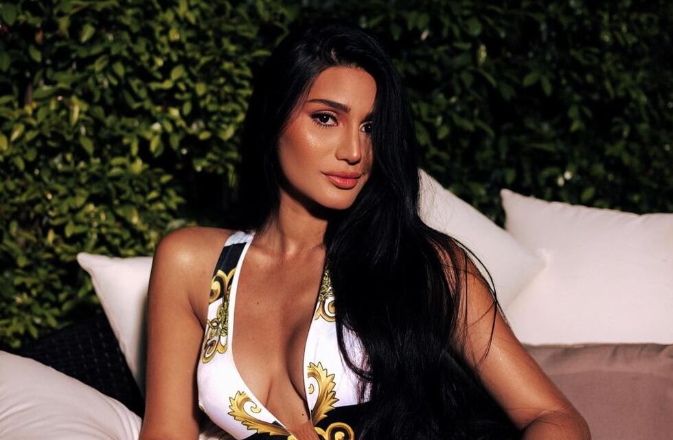 Sthefany Gutierrez posó con una mini bikini metalizada desde el mar y deslumbró